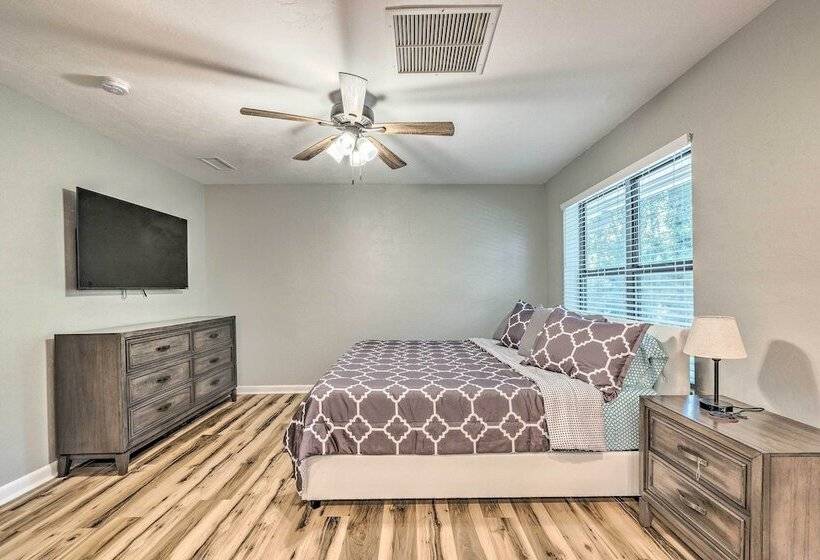 Remodeled Family Home W/ Patio Walk To Uf!