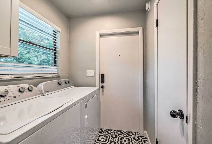 Remodeled Family Home W/ Patio Walk To Uf!