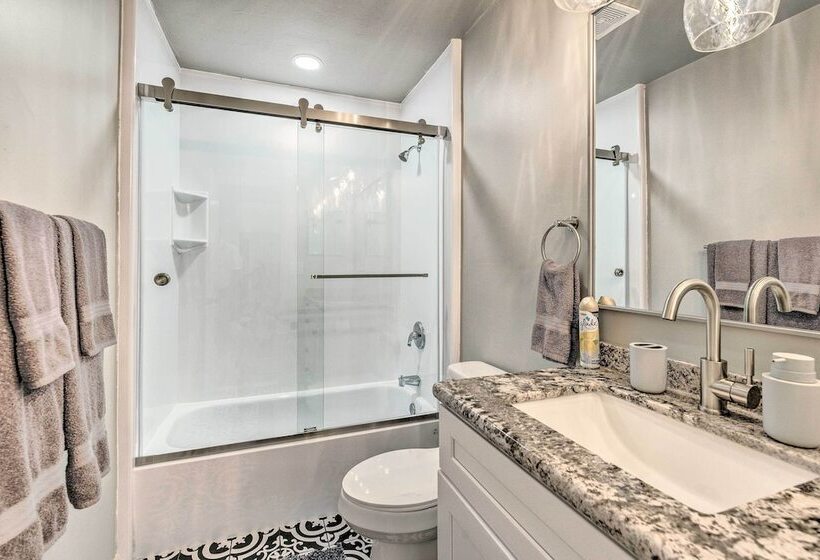 Remodeled Family Home W/ Patio Walk To Uf!