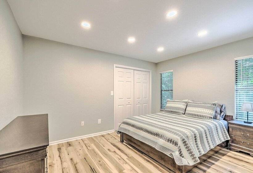 Remodeled Family Home W/ Patio Walk To Uf!