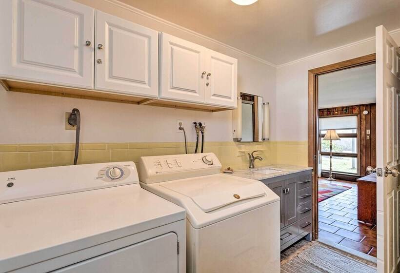 Rhode Island Oceanview Retreat: Walk To Shore!