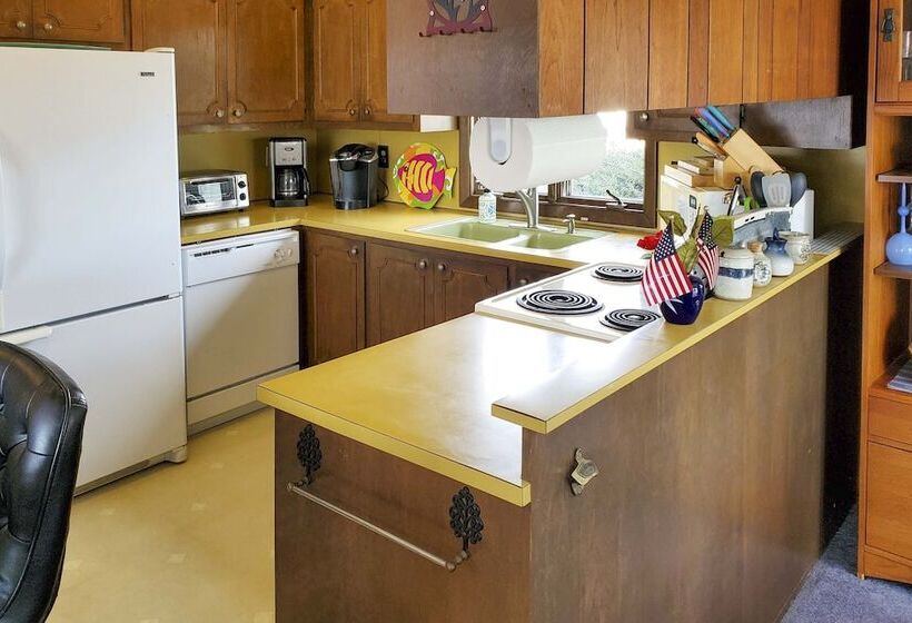 Rhode Island Oceanview Retreat: Walk To Shore!