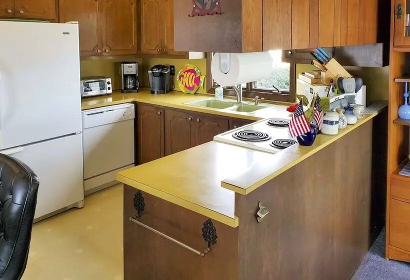 Rhode Island Oceanview Retreat: Walk To Shore!