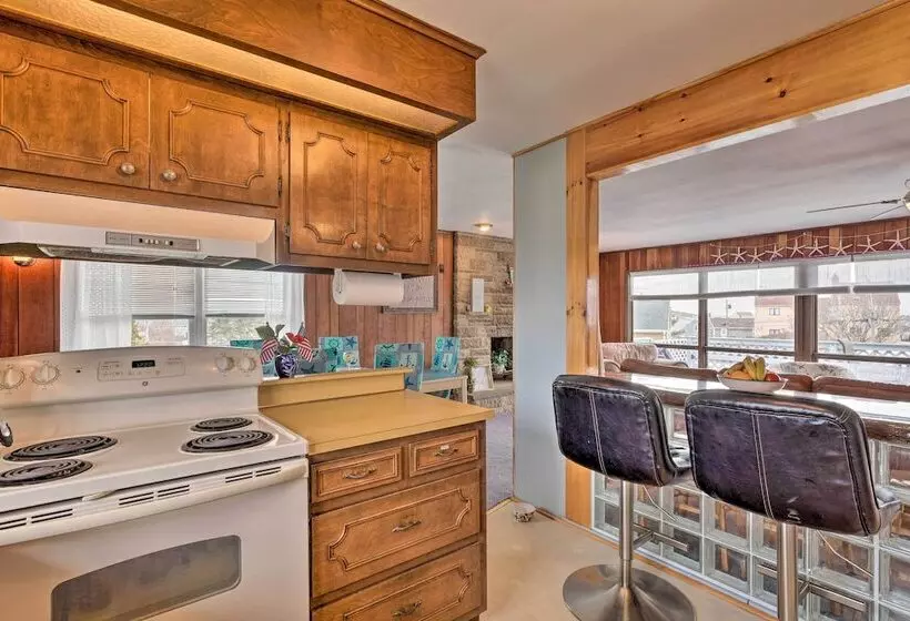 Rhode Island Oceanview Retreat: Walk To Shore!