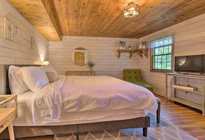 Secluded Cabin W/ Spacious Kitchen & Dining Area!