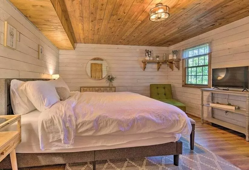 Secluded Cabin W/ Spacious Kitchen & Dining Area!