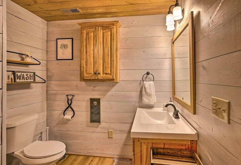 Secluded Cabin W/ Spacious Kitchen & Dining Area!