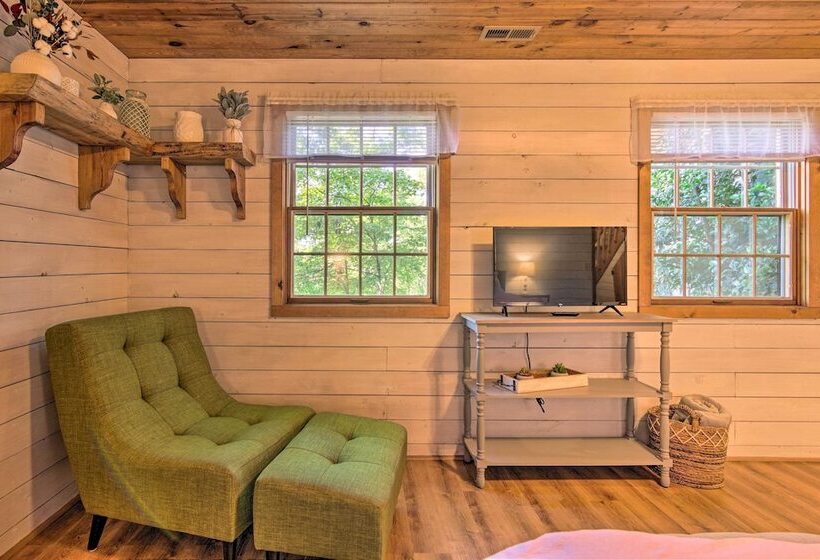 Secluded Cabin W/ Spacious Kitchen & Dining Area!