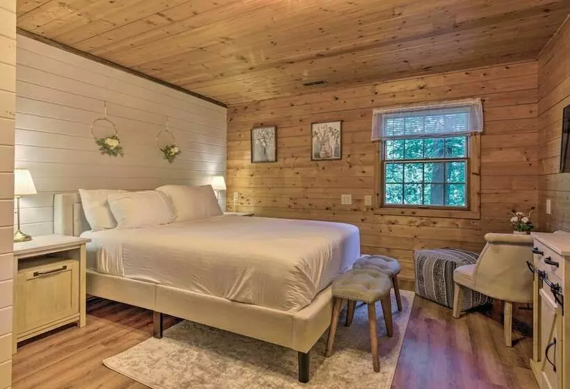 Secluded Cabin W/ Spacious Kitchen & Dining Area!