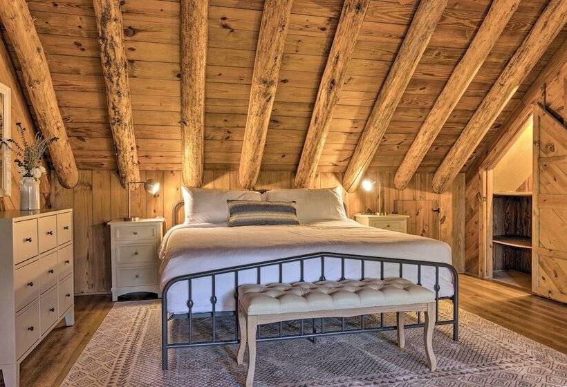 Secluded Cabin W/ Spacious Kitchen & Dining Area!