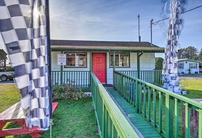 Smith River Vintage Cabin: Oceanfront Deck + Views
