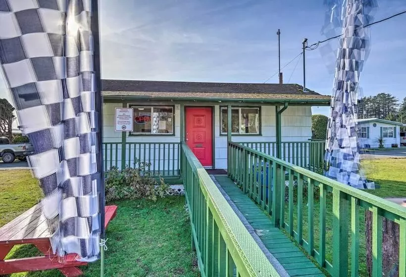 Smith River Vintage Cabin: Oceanfront Deck + Views