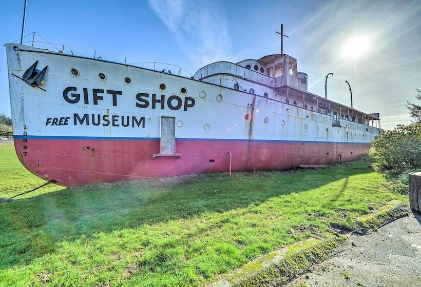 Smith River Vintage Cabin: Oceanfront Deck + Views