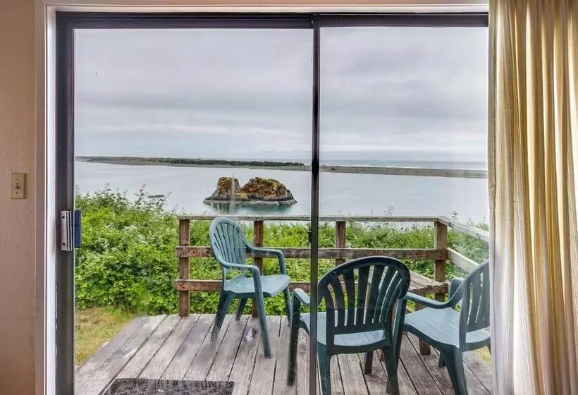 Smith River Vintage Cabin: Oceanfront Deck + Views