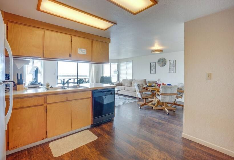 Smith River Vintage Cabin: Oceanfront Deck + Views