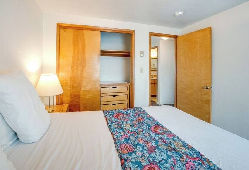 Smith River Vintage Cabin: Oceanfront Deck + Views