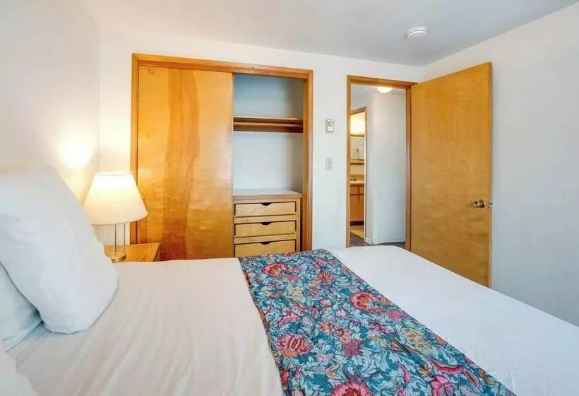 Smith River Vintage Cabin: Oceanfront Deck + Views