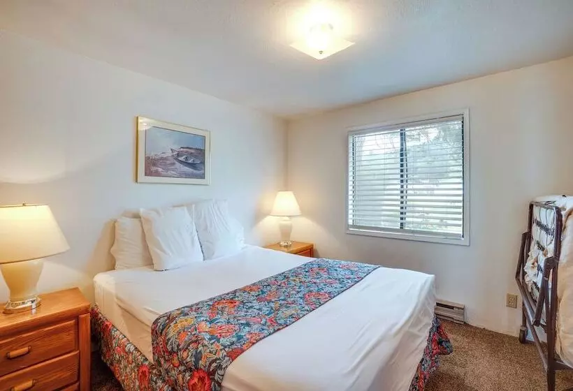 Smith River Vintage Cabin: Oceanfront Deck + Views