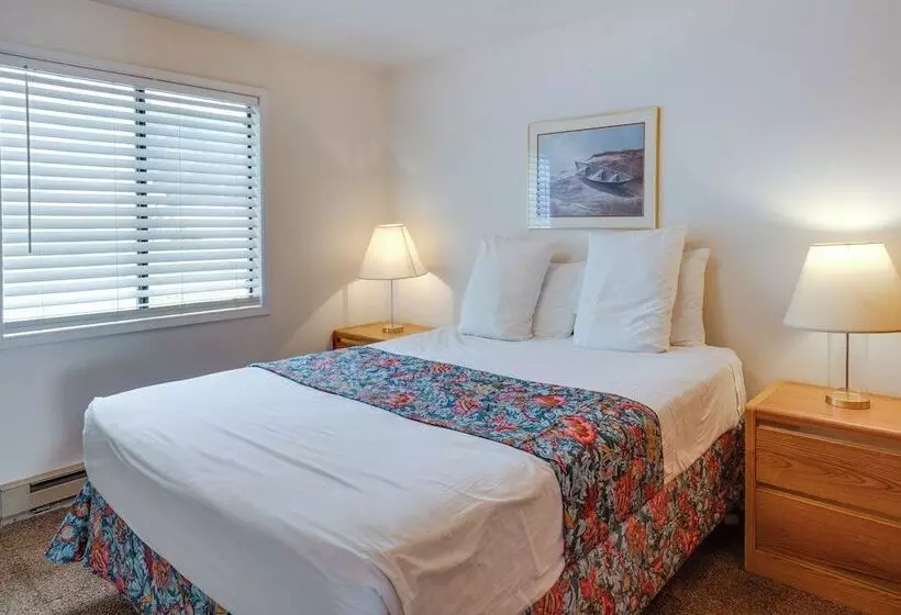 Smith River Vintage Cabin: Oceanfront Deck + Views