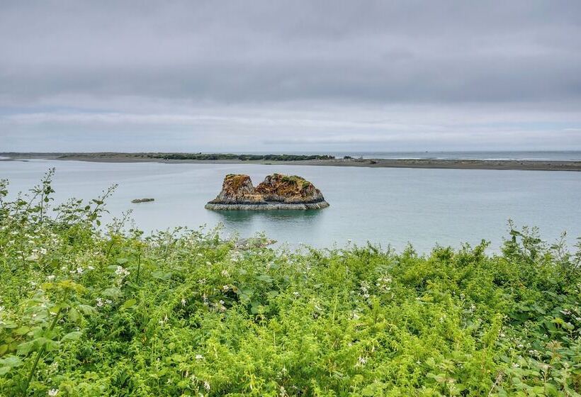 Smith River Vintage Cabin: Oceanfront Deck + Views