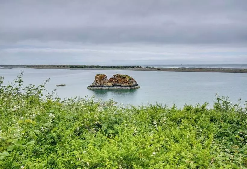 Smith River Vintage Cabin: Oceanfront Deck + Views