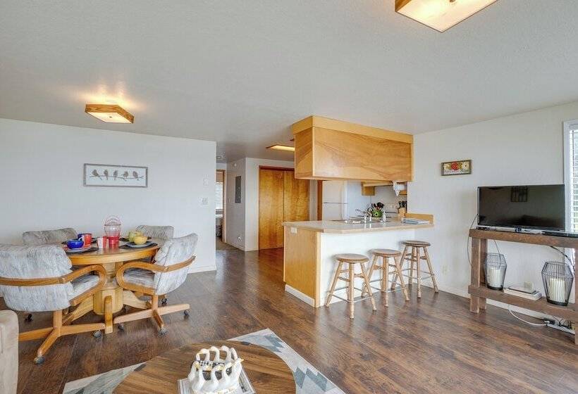 Smith River Vintage Cabin: Oceanfront Deck + Views