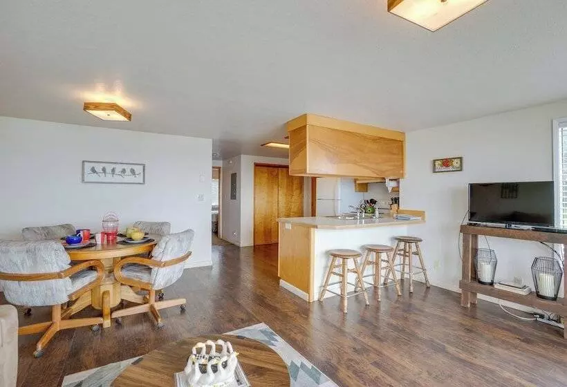 Smith River Vintage Cabin: Oceanfront Deck + Views