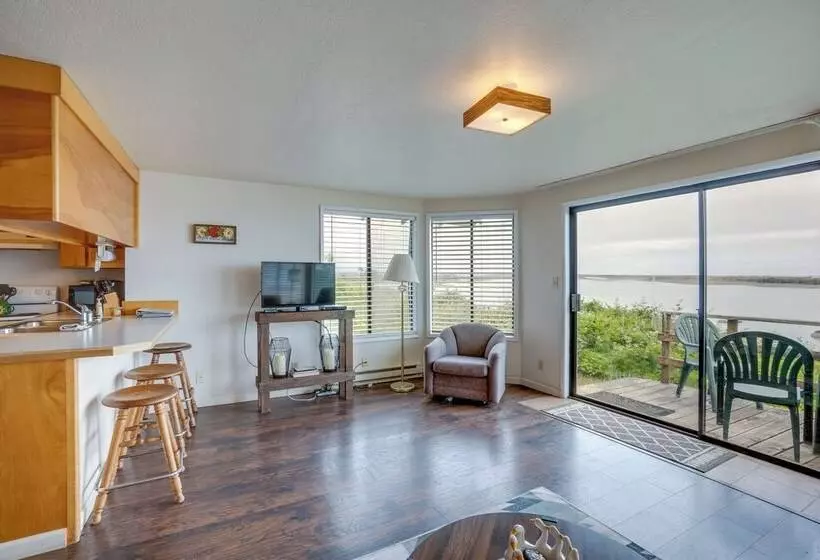 Smith River Vintage Cabin: Oceanfront Deck + Views