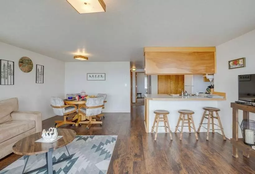 Smith River Vintage Cabin: Oceanfront Deck + Views