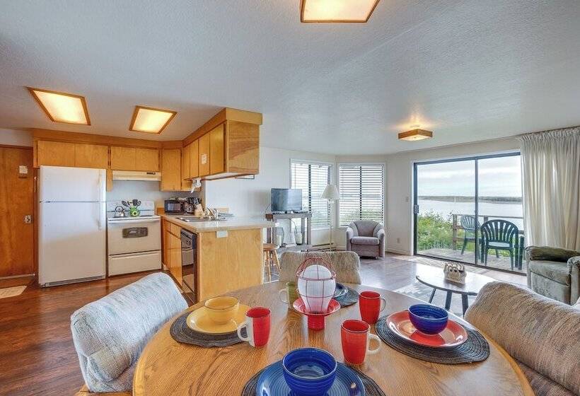 Smith River Vintage Cabin: Oceanfront Deck + Views