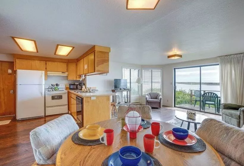 Smith River Vintage Cabin: Oceanfront Deck + Views