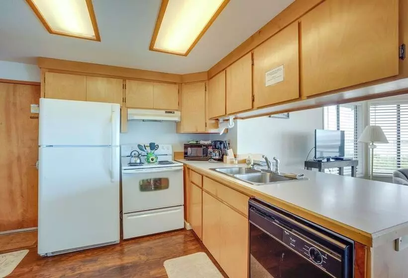 Smith River Vintage Cabin: Oceanfront Deck + Views