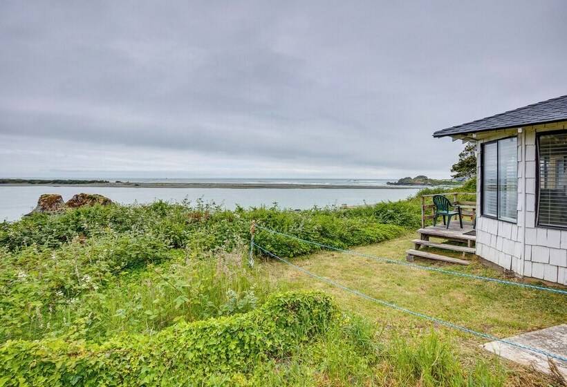 Smith River Vintage Cabin: Oceanfront Deck + Views