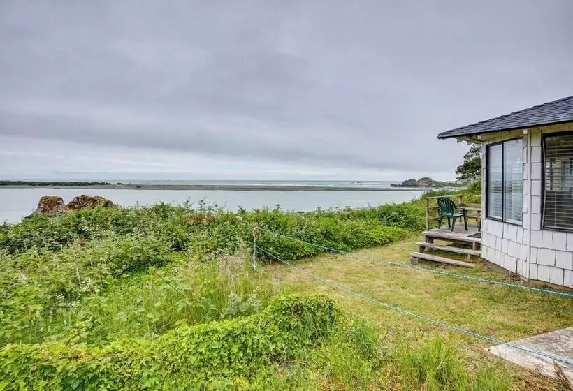 Smith River Vintage Cabin: Oceanfront Deck + Views