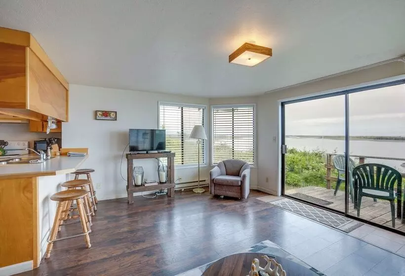 Smith River Vintage Cabin: Oceanfront Deck + Views