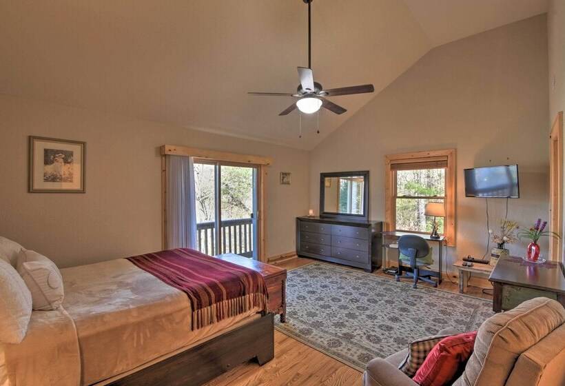 Spacious Lake Santeetlah Cottage W/ Lake Views!