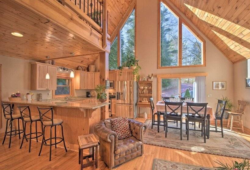 Spacious Lake Santeetlah Cottage W/ Lake Views!