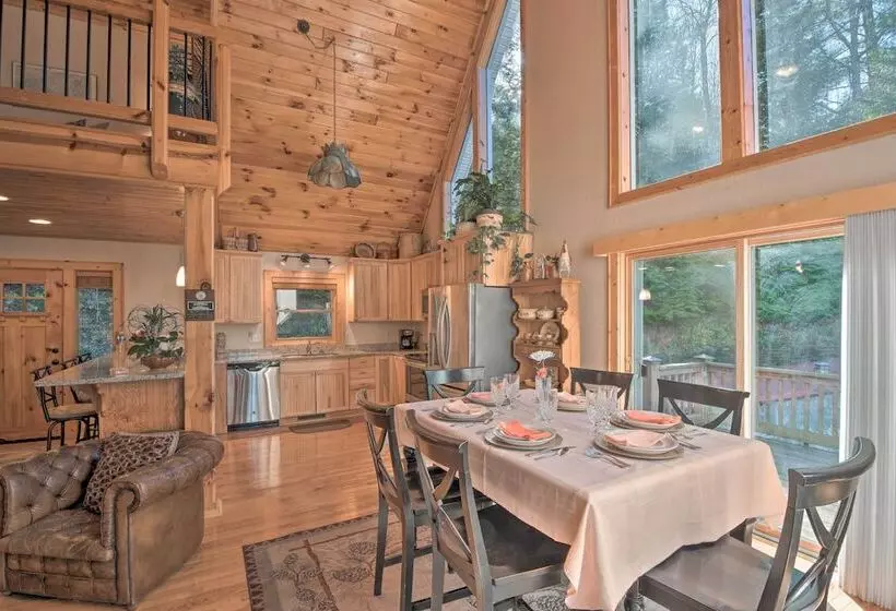 Spacious Lake Santeetlah Cottage W/ Lake Views!