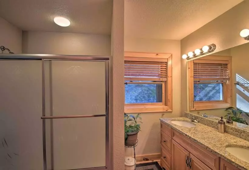 Spacious Lake Santeetlah Cottage W/ Lake Views!