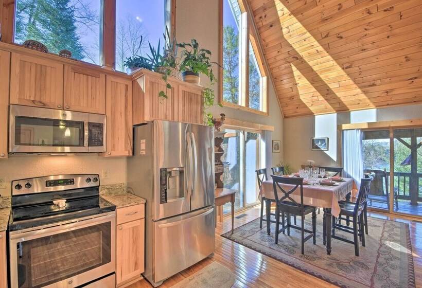 Spacious Lake Santeetlah Cottage W/ Lake Views!