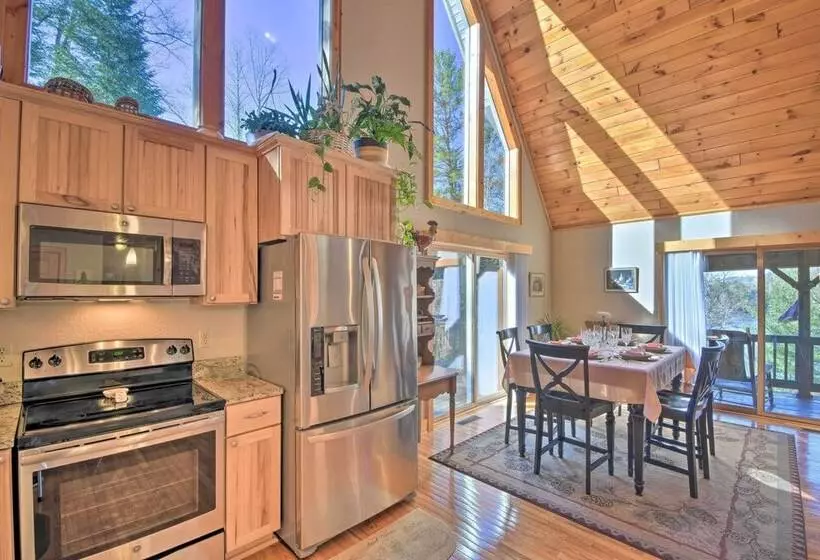 Spacious Lake Santeetlah Cottage W/ Lake Views!