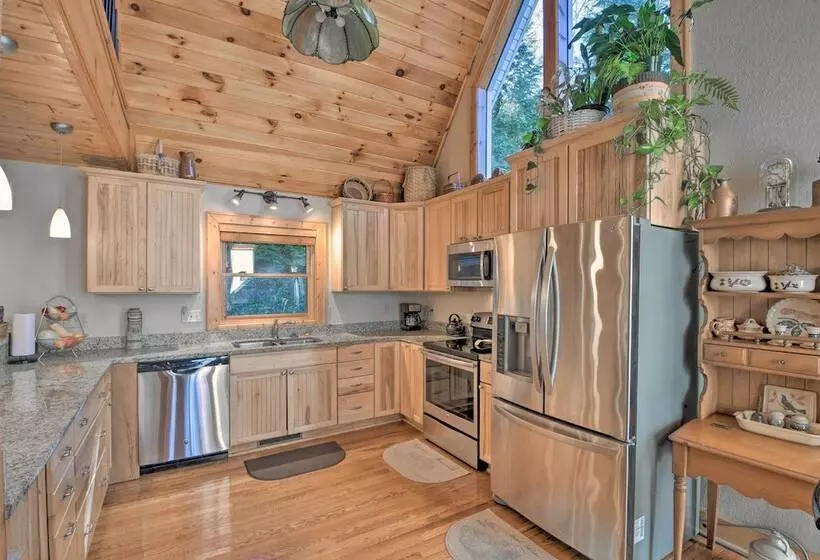 Spacious Lake Santeetlah Cottage W/ Lake Views!