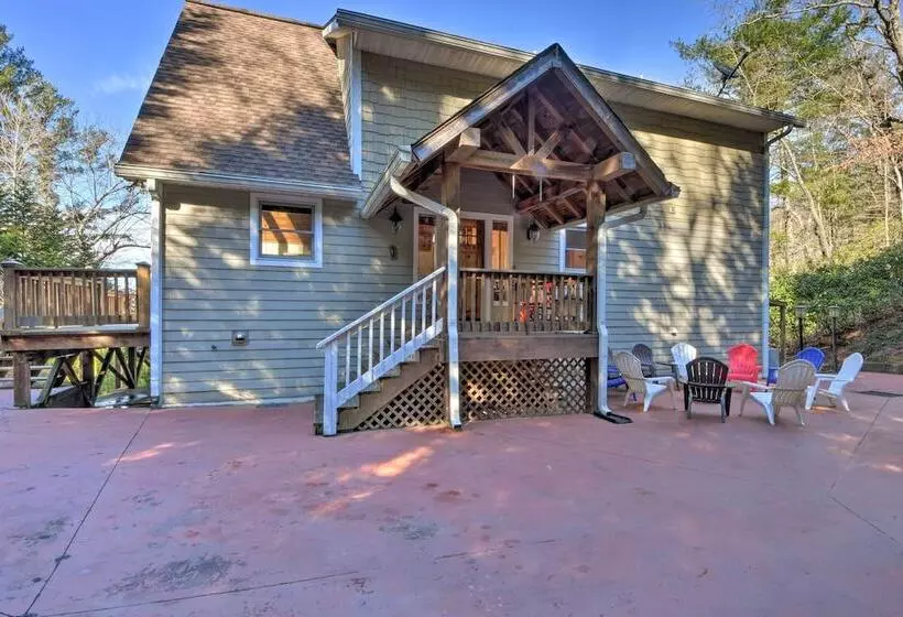 Spacious Lake Santeetlah Cottage W/ Lake Views!