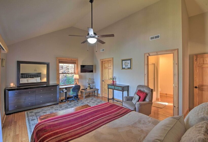 Spacious Lake Santeetlah Cottage W/ Lake Views!