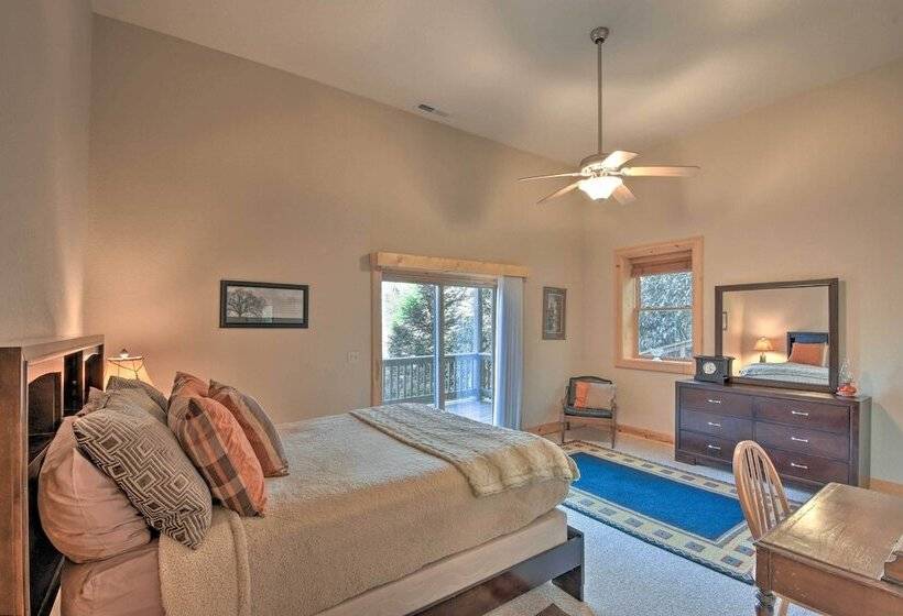 Spacious Lake Santeetlah Cottage W/ Lake Views!