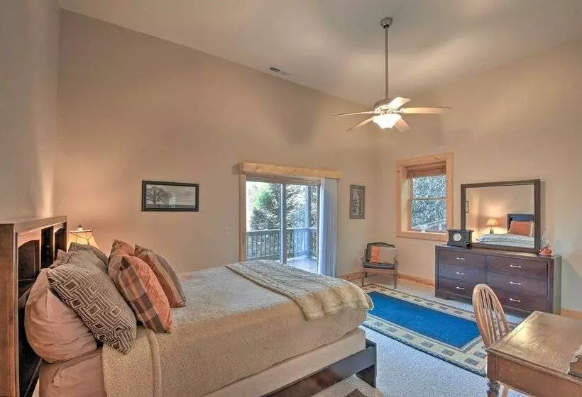 Spacious Lake Santeetlah Cottage W/ Lake Views!