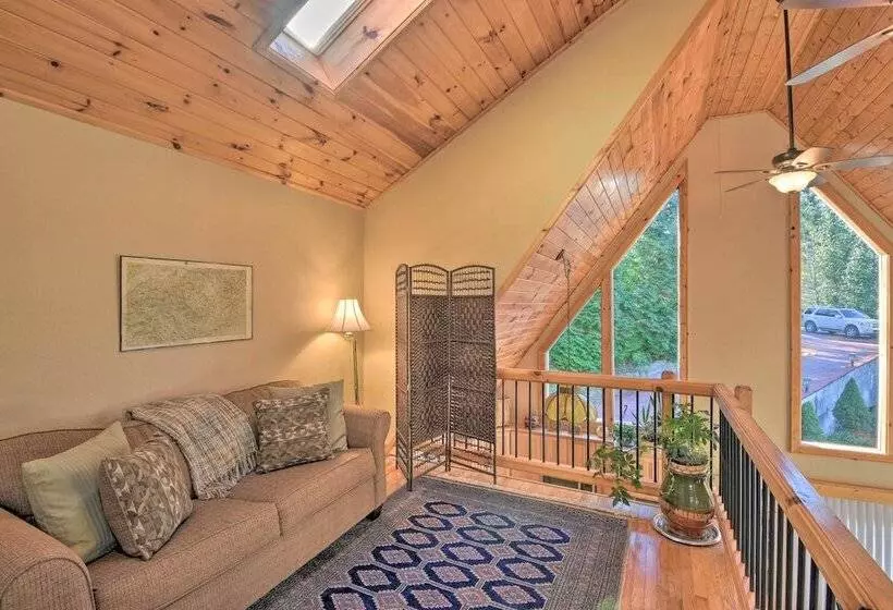 Spacious Lake Santeetlah Cottage W/ Lake Views!