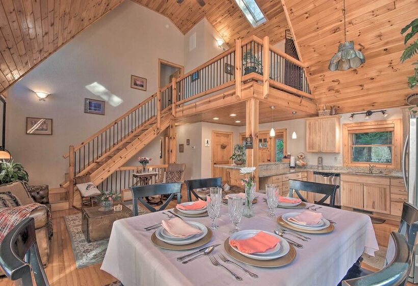 Spacious Lake Santeetlah Cottage W/ Lake Views!