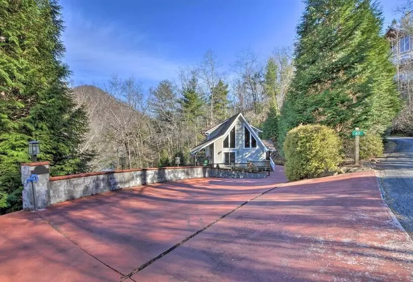 Spacious Lake Santeetlah Cottage W/ Lake Views!