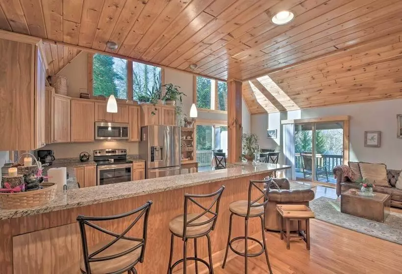 Spacious Lake Santeetlah Cottage W/ Lake Views!